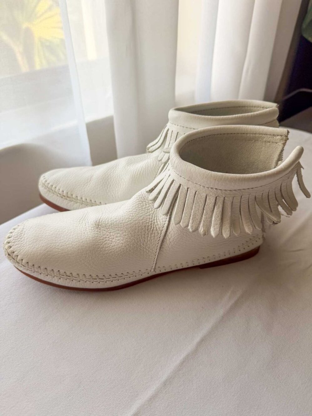 Minnetonka White Leather Fringe Boots Size 8.5, New - Picture 2 of 12
